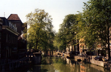 Eine Gracht (Wasserkanal) zwischen den Häusern Amsterdams