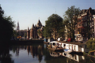 Hausboote auf den Grachten Amsterdams