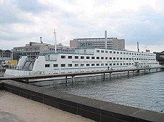 Amstel Botel der Brücke aus