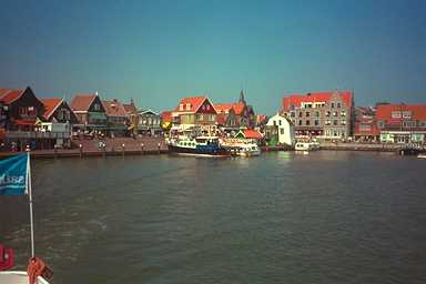 Volendam - Abfahrt von Volendam. Blick zurück.