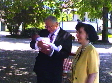 Pfarrer mit Elias und Mutter Daniela