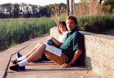 Hugo und Hilde Sprenger sitzen am See
