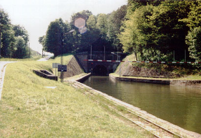 Ein Tunnel für Boote!