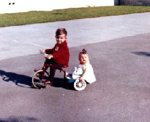 Mit meiner Schwester auf dem Dreirad