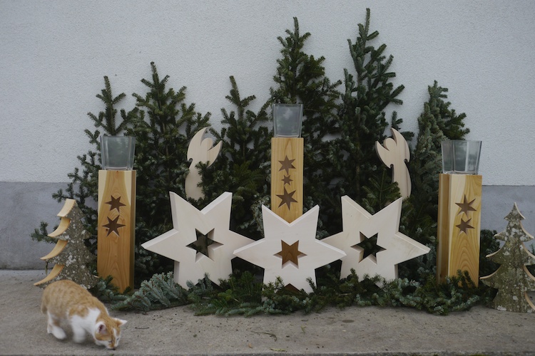 Holzarbeiten, Holzsterne, Holzsäulen, Holzengel, Holztannen - am Weihnachtsmarkt Ganterschwil