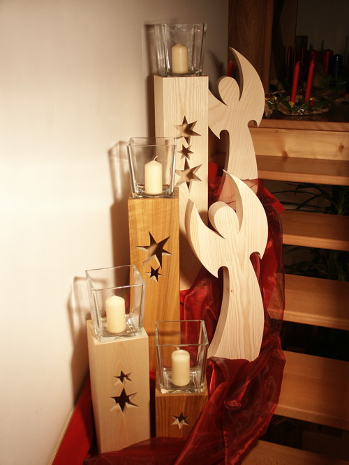 Liebevoll gefertigte Holzsäulen und Engel - Weihnachtsmarkt Ganterschwil