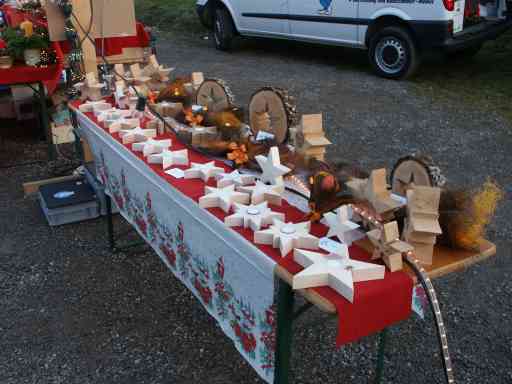 Die schönen Holz-Sternarbeiten von Urs sind auf dem Tisch ausgelegt.