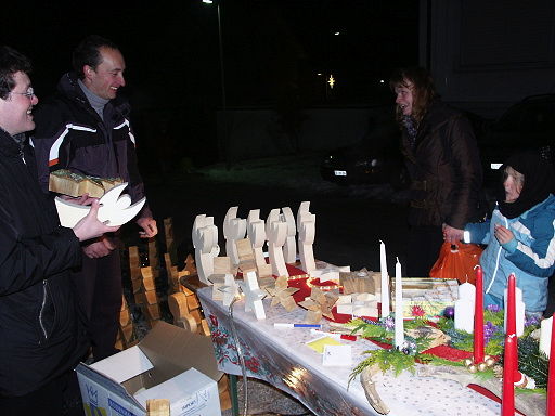 Urs mit seinen Holzengeln kommt gut bei Kunden an